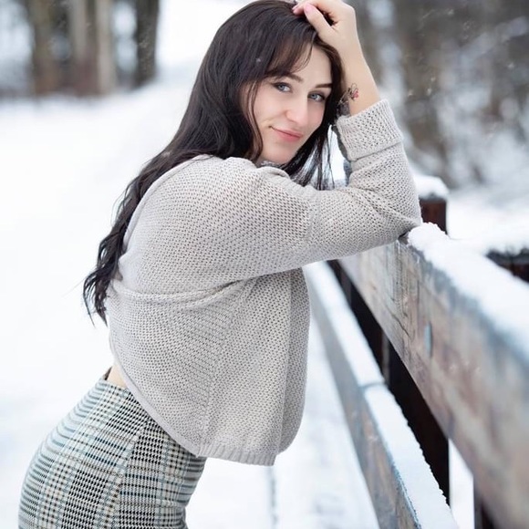 Meet your Posher! - Picture 3 of 3